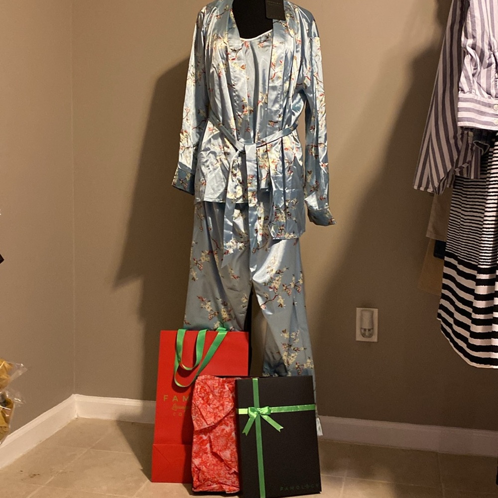 NWT Famology luxury 3 piece sleep wear set size M